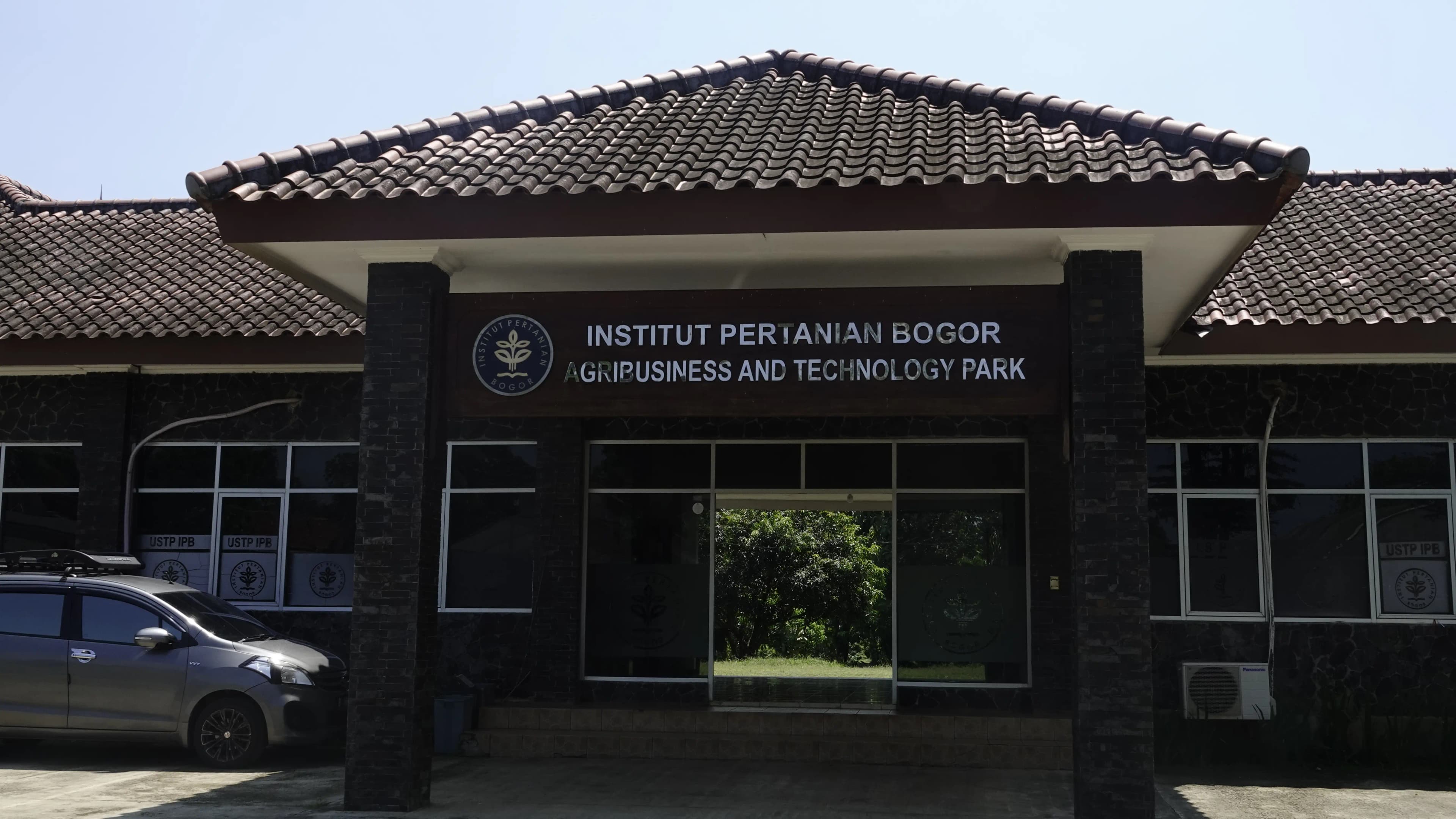Gedung Kantor Utama & Ruang Pertemuan